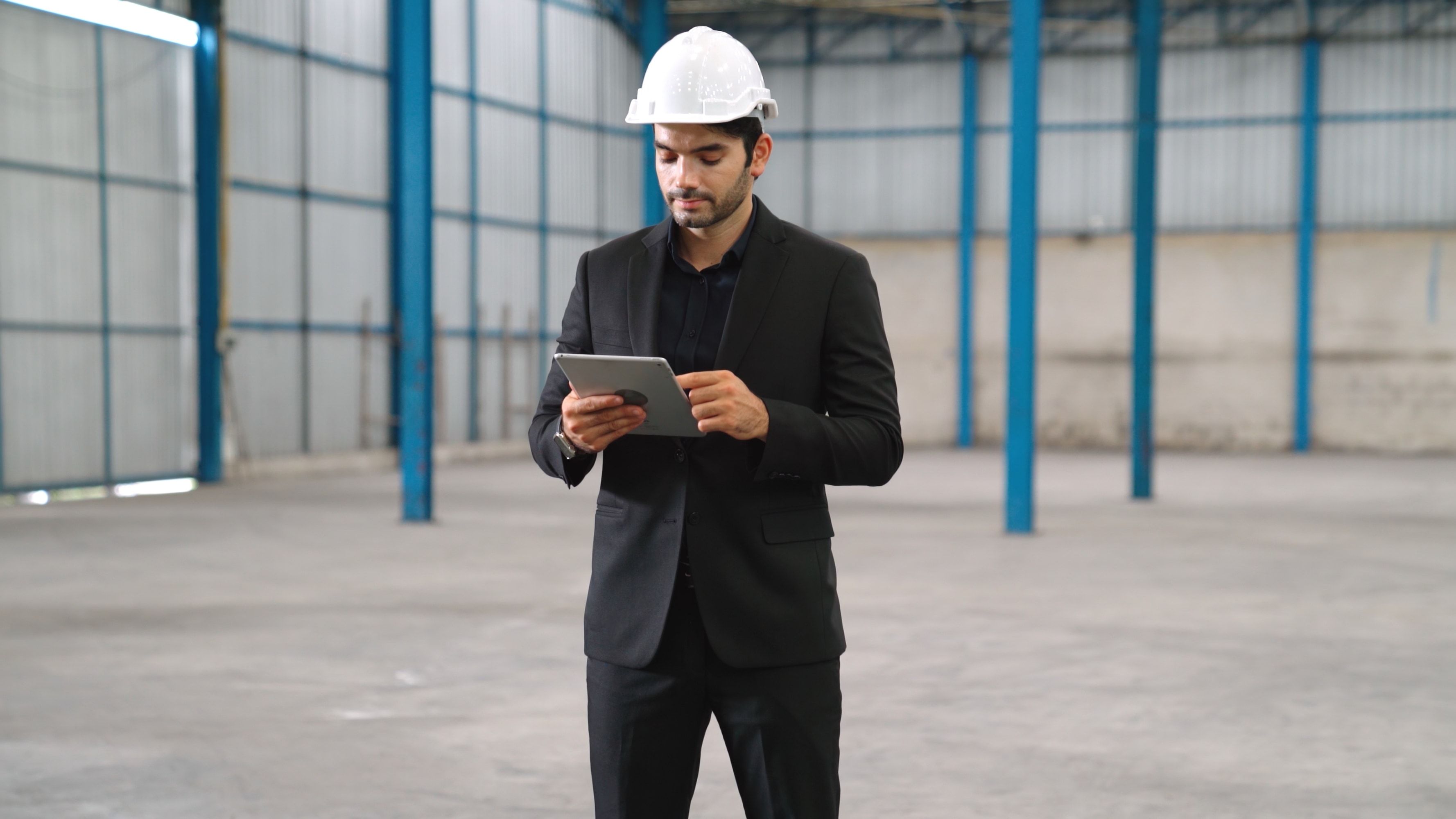 Responsable industrial revisando datos con una tableta en planta