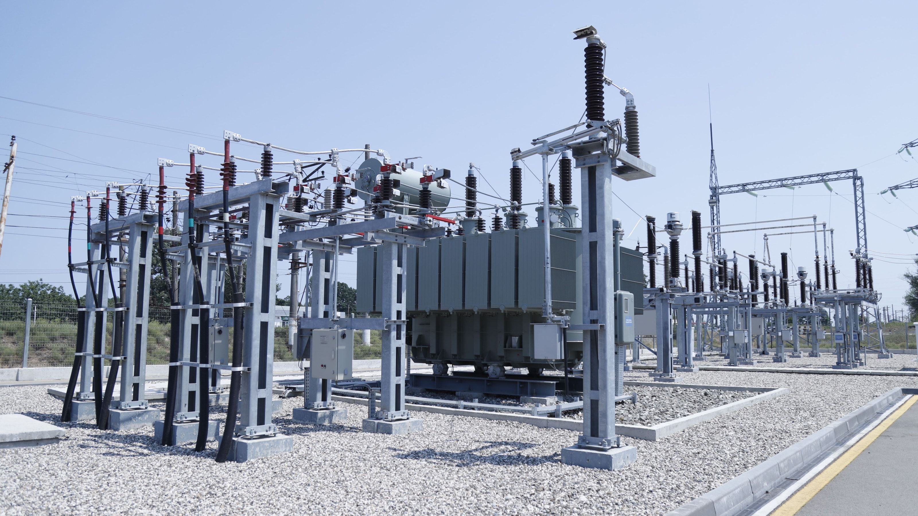 Subestación eléctrica con transformador de potencia y aparamenta de alta tensión