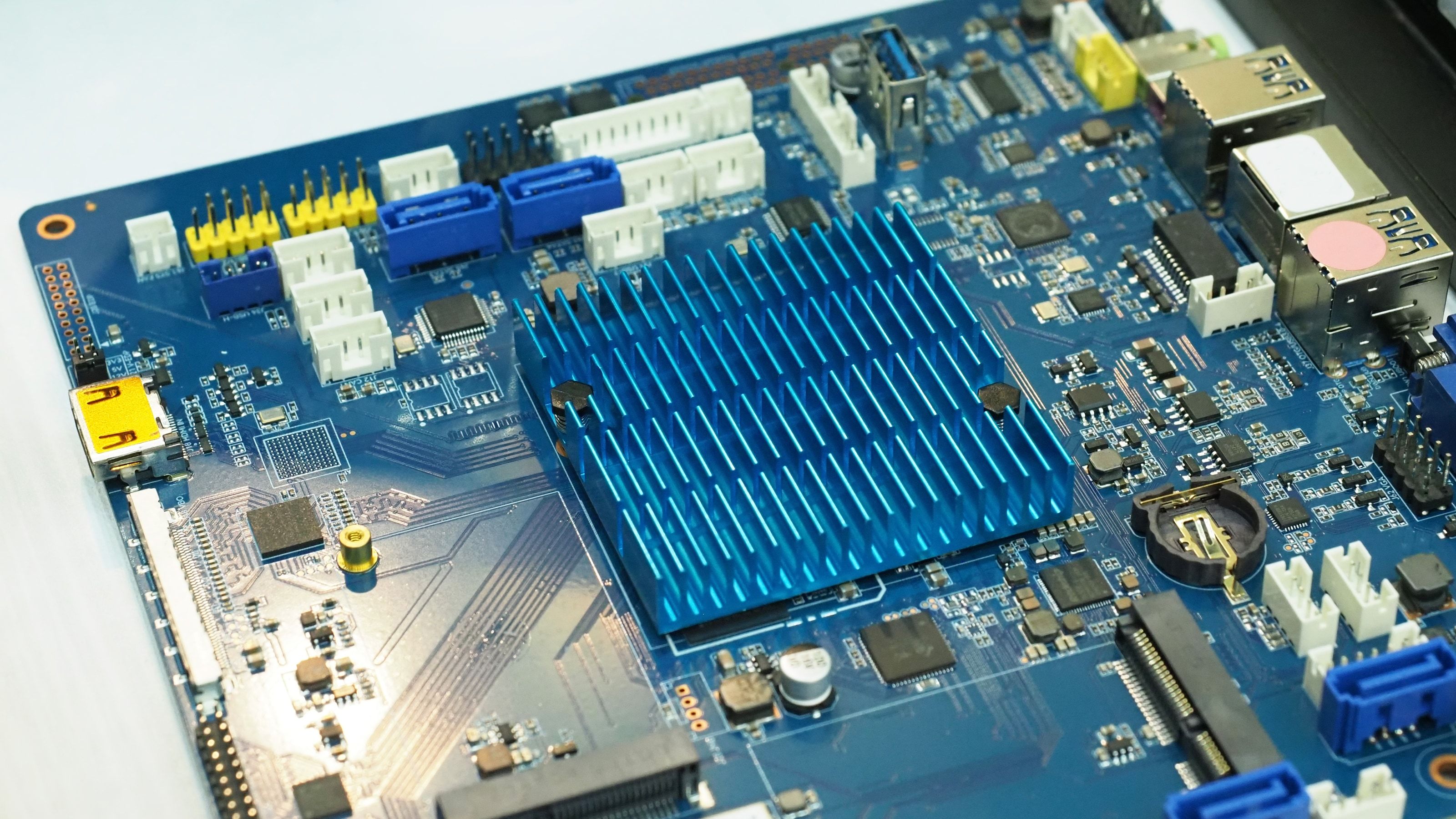 Placa de circuito impreso con componentes electrónicos