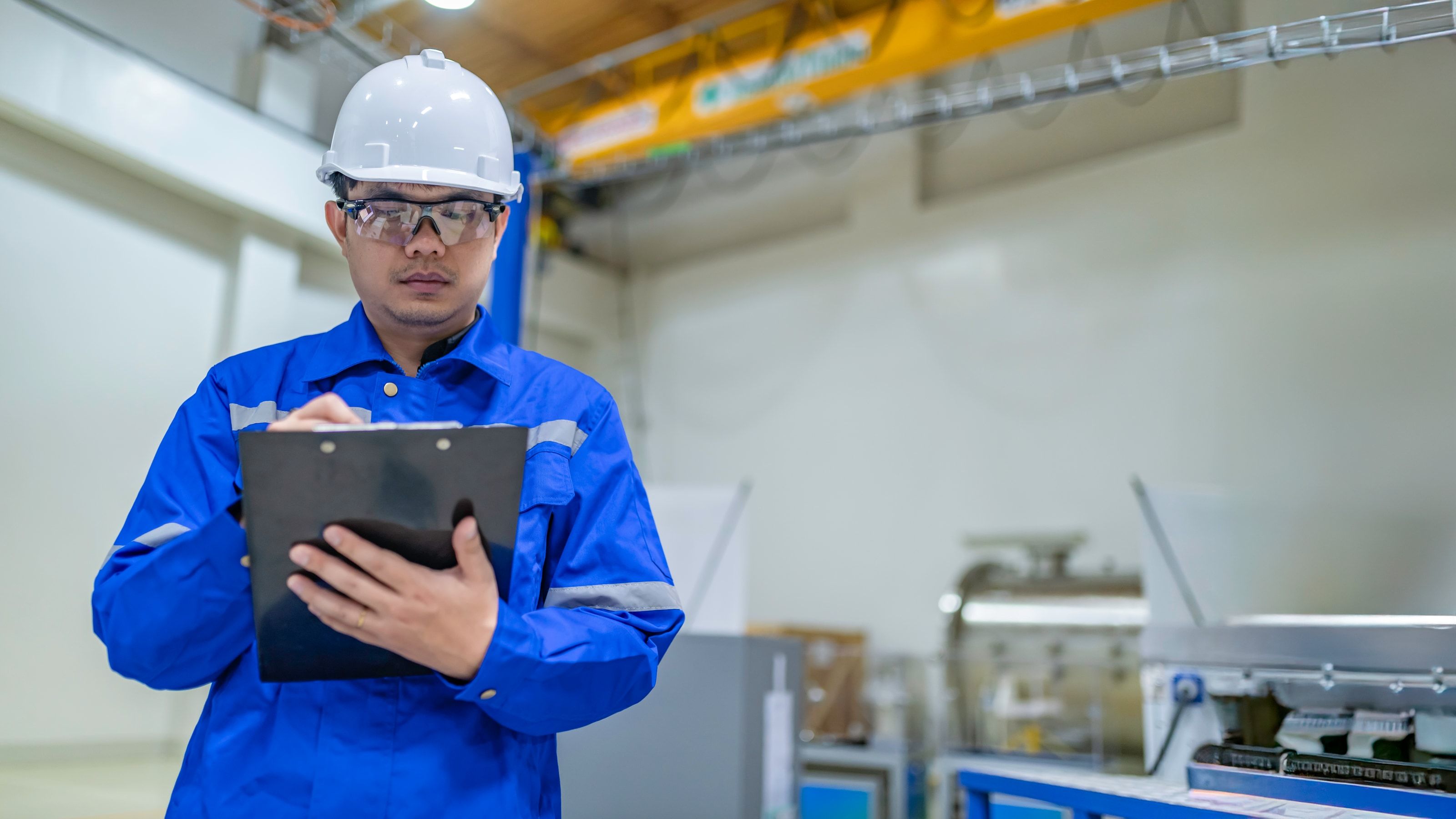 Ingeniero jefe trabajando en una gran planta industrial