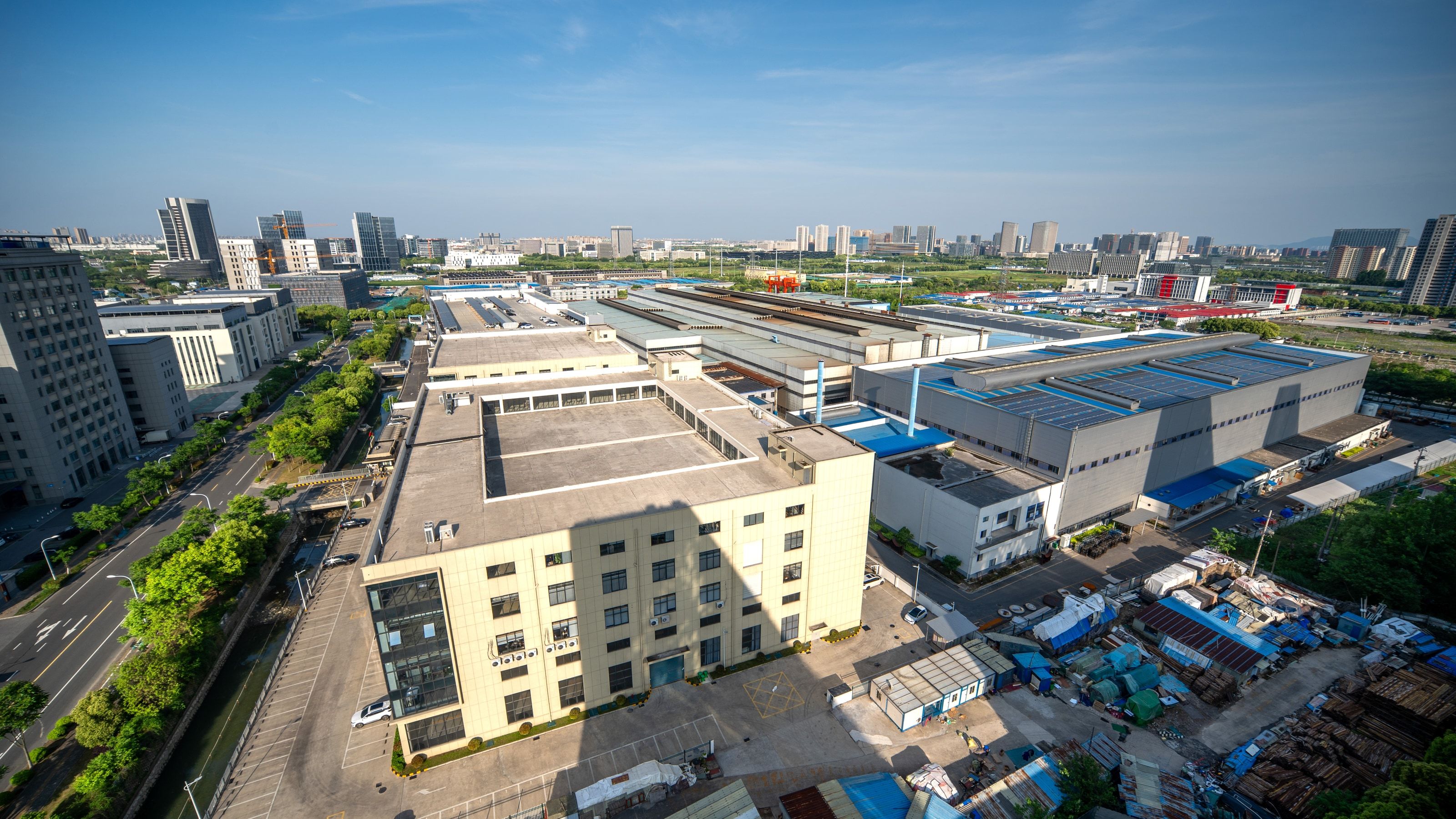 Vista aérea de un parque industrial moderno con varias naves