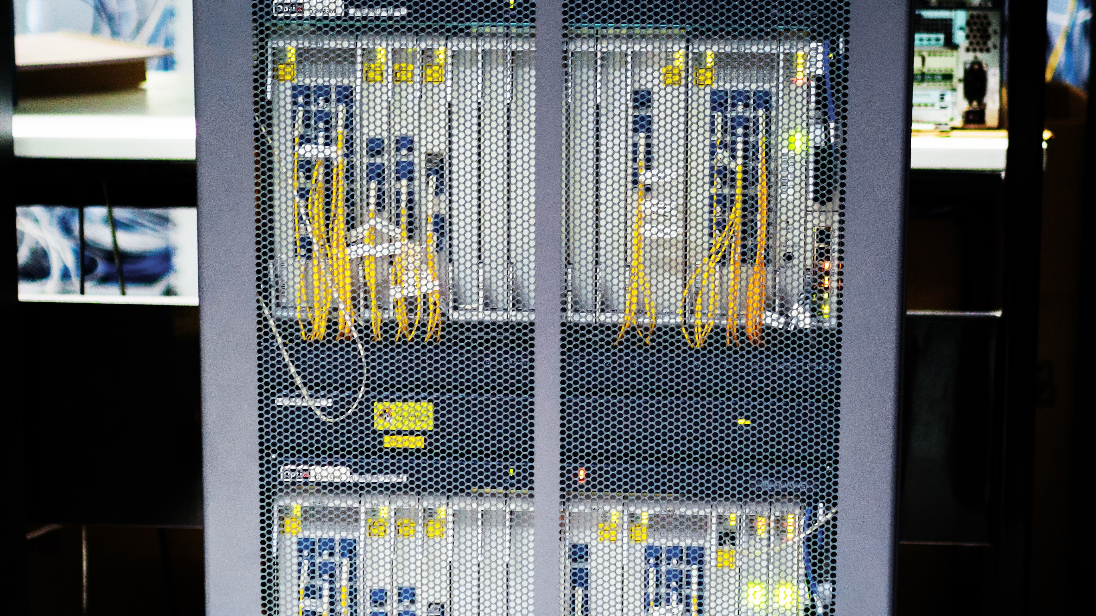 Cableado de fibra óptica y servidores en un centro de datos