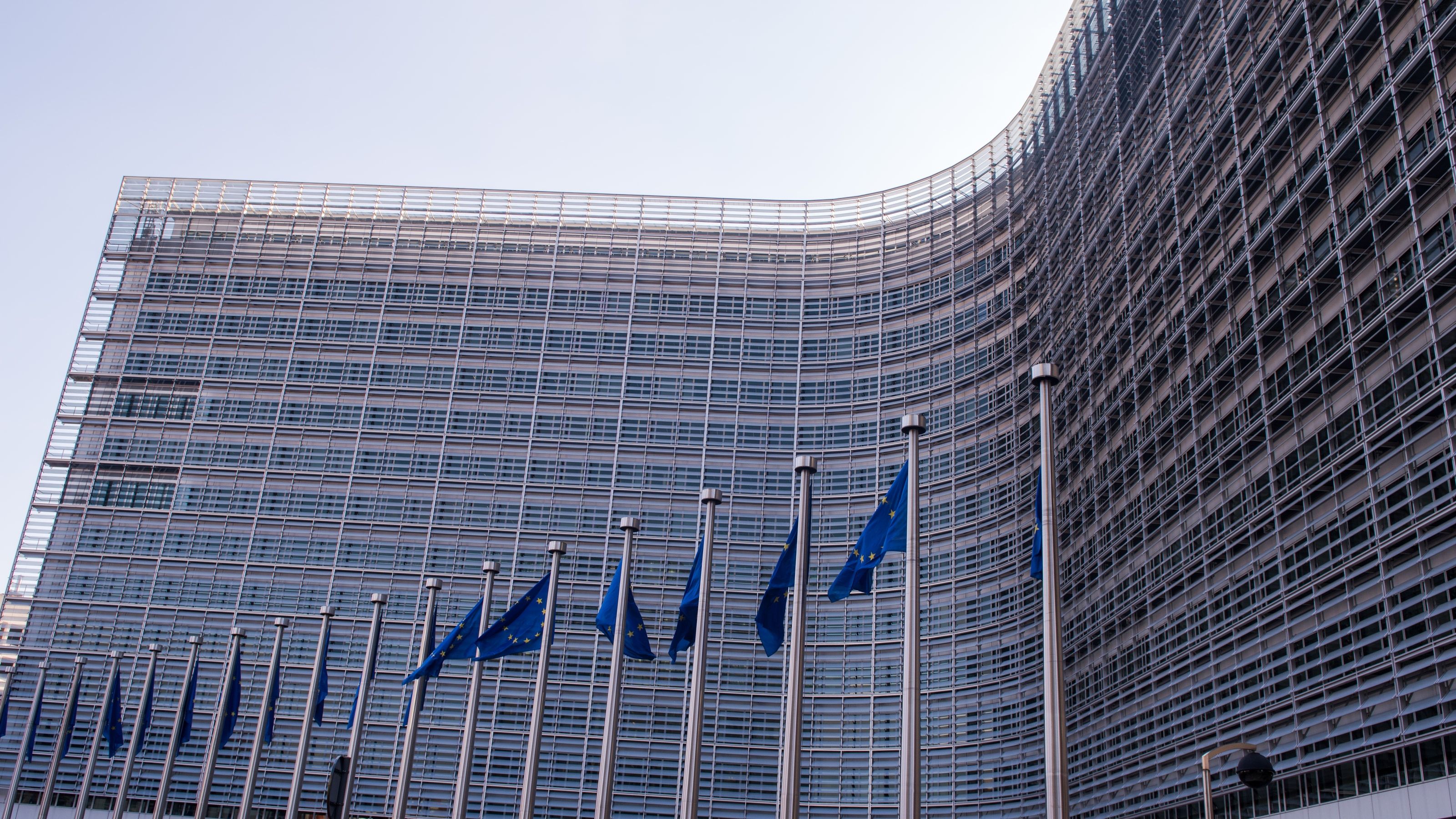 Banderas europeas frente a la sede de la Comisión Europea